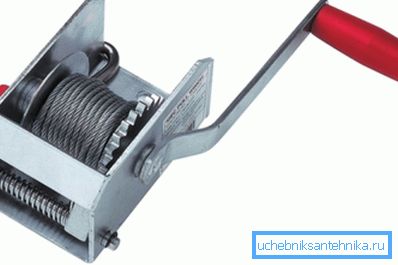 A simple manual winch will greatly simplify the descent and ascent of the pump A simple manual winch will greatly simplify the descent and ascent of the pump