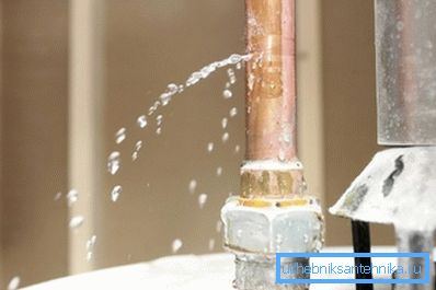 Pipe leakage is unpleasant Pipe leakage is unpleasant