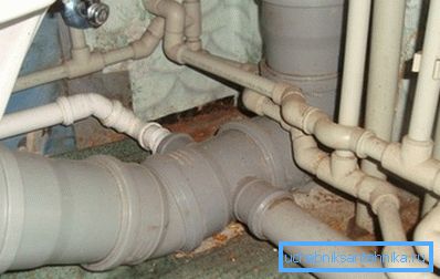Leaking crosspiece for sewer pipes Leaking crosspiece for sewer pipes