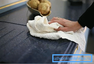 Rubbing the surface with a dry towel Rubbing the surface with a dry towel