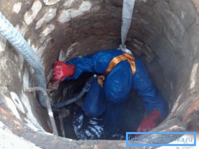 The process of plastering small cracks in the mine. The process of plastering small cracks in the mine.