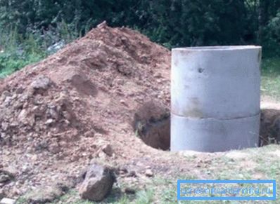 The process of building a well of concrete rings.