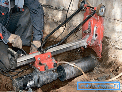 The process of drilling holes in the wall. The process of drilling holes in the wall.