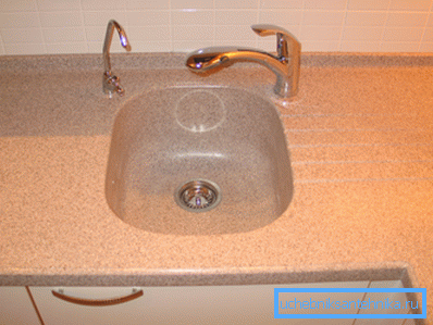 Sink and table surface made of artificial stone merge into a one-piece construction. Sink and table surface made of artificial stone merge into a one-piece construction.