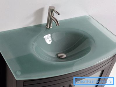 Sink and glass are robust and reliable. Sink and glass are robust and reliable.
