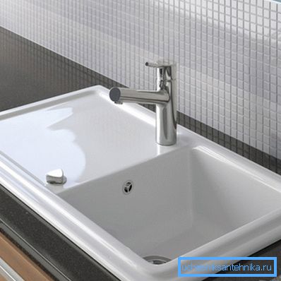 Sink with enamel fits perfectly into the modern interior. Sink with enamel fits perfectly into the modern interior.