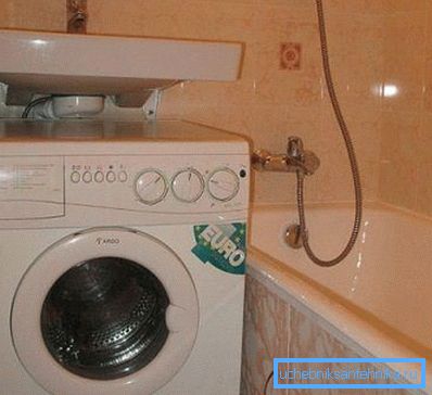 Sink with a flat siphon. Sink with a flat siphon.