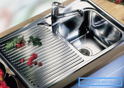 Sink with auxiliary wing Sink with auxiliary wing