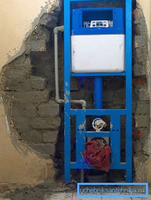 The frame is installed in a niche in the main wall of the house. The frame is installed in a niche in the main wall of the house.