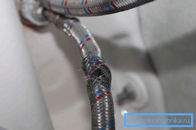 Braid opening as a result of twisting the hose Braid opening as a result of twisting the hose