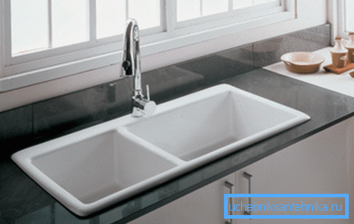 The location of the classic kitchen sink near the window. The location of the classic kitchen sink near the window.