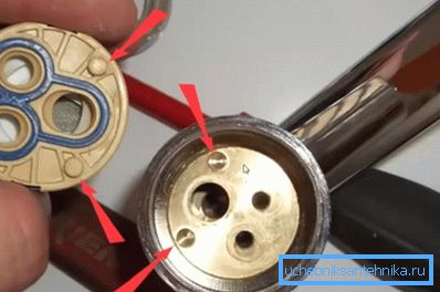 The location of the legs must match the slots. The location of the legs must match the slots.