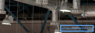 The exhaust grilles located under the ceiling remove the most heated and dirty air. The exhaust grilles located under the ceiling remove the most heated and dirty air.