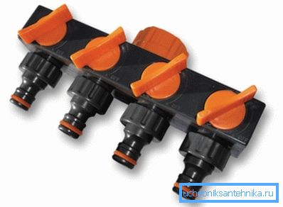 The distributor for four drip hoses, can be installed on the wall, or directly on the beds.