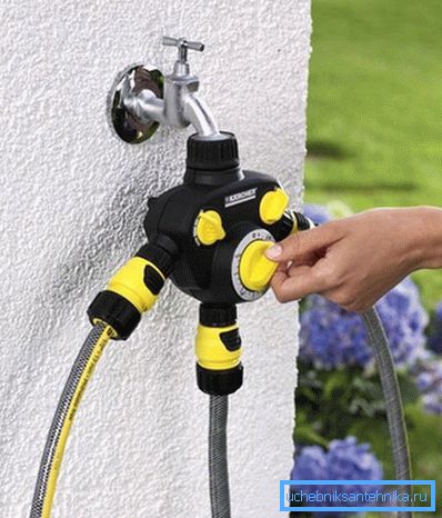 The distributor with the timer and universal clips for simultaneous connection of three hoses. The distributor with the timer and universal clips for simultaneous connection of three hoses.
