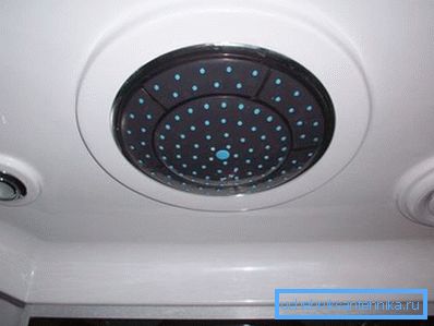 Divider inside the shower. Divider inside the shower.