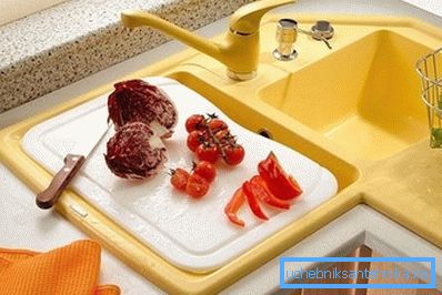 Chopping board mounted on the bowl saves space Chopping board mounted on the bowl saves space