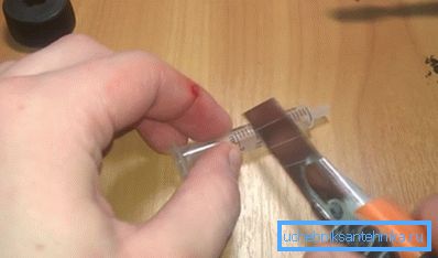 Cut the syringe in a 1.5 ml division Cut the syringe in a 1.5 ml division