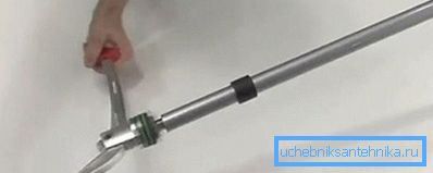 We expand the hole with an expander. We expand the hole with an expander.