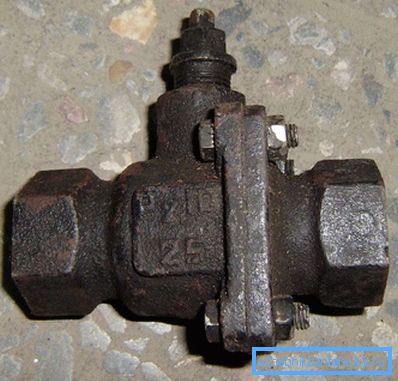 A rare hybrid is a ball valve in a cast-iron housing. A rare hybrid is a ball valve in a cast-iron housing.