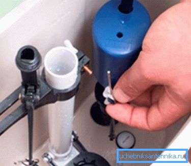 Adjusting the filling tank. Adjusting the filling tank.