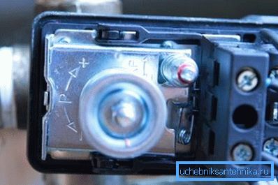 The relays are tuned with adjustment screws. The relays are tuned with adjustment screws.