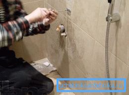 Repair the shower by replacing the mixer Repair the shower by replacing the mixer