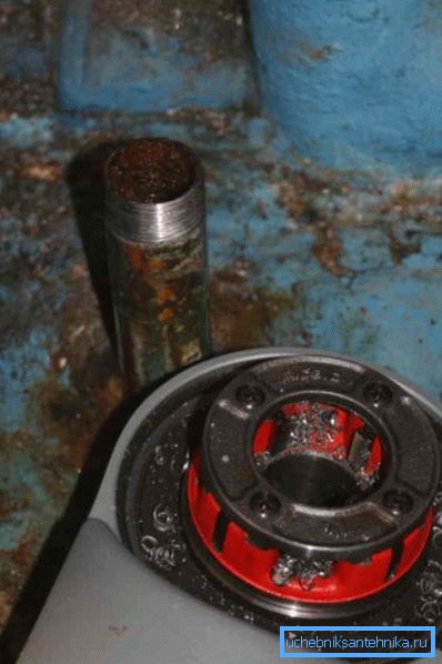 The thread is created by a special tool called the screw die.