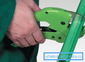 Cutting plastic pipe with special scissors Cutting plastic pipe with special scissors