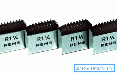 Cutters for the screw die can have different sizes and methods of fixation. Cutters for the screw die can have different sizes and methods of fixation.