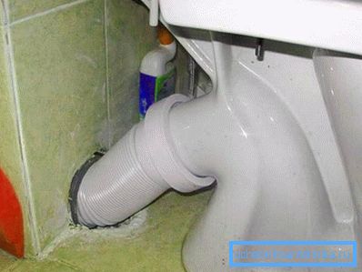 898 Manual cleaning of the corrugated toilet