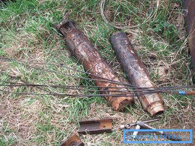 Rust also builds up on the walls of the pipe and gradually narrows the lumen. Rust also builds up on the walls of the pipe and gradually narrows the lumen.