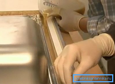 From the bottom we stabilize the sink with glue From the bottom we stabilize the sink with glue