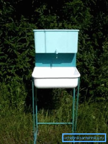 Garden washstand on a metal frame.