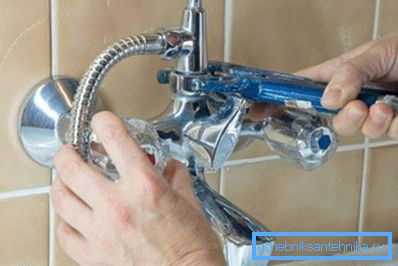 Independent installation of a shower mixer for a bathroom Independent installation of a shower mixer for a bathroom