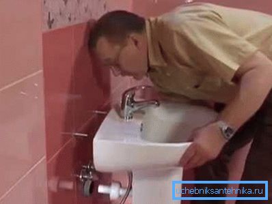 Self-installation of a suspended washbasin in place Self-installation of a suspended washbasin in place