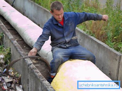 Independent insulation of water pipes in the street Independent insulation of water pipes in the street