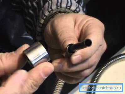 Plumbers recommend using opaque hoses, as they are stronger and more durable than transparent ones. Plumbers recommend using opaque hoses, as they are stronger and more durable than transparent ones.