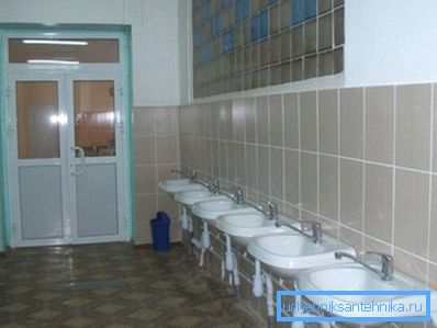 The bathroom of the secondary school The bathroom of the secondary school