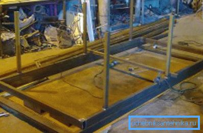 Assembling the frame from the rolled products Assembling the frame from the rolled products
