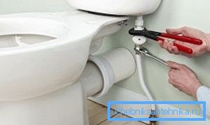 Assembling the toilet cistern - connection Assembling the toilet cistern - connection