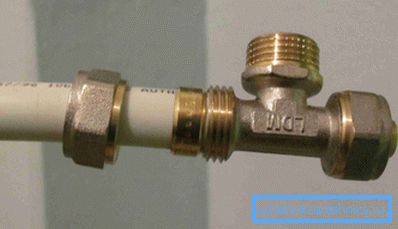 Collapsible connection with a nut