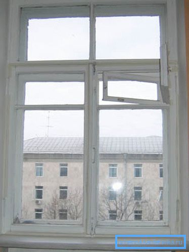 The cracks in the wooden frames served as an element of ventilation. The cracks in the wooden frames served as an element of ventilation.