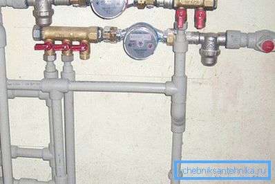 Now more and more owners of houses and apartments prefer to use plastic pipes.