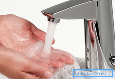 The touch sensor on the faucet significantly increases the life of the device, eliminating any mechanical effects on it.