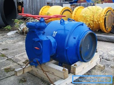 Ball valve DN1000 RU25 is made in all-welded housing.