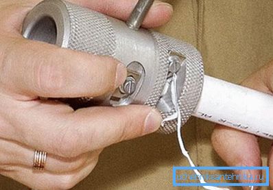 The shaver gently removes the top layer of plastic The shaver gently removes the top layer of plastic
