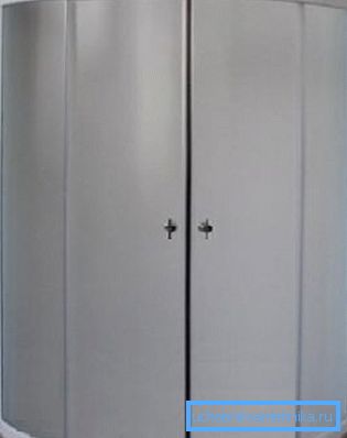 Plastic shower curtain - a budget solution for suburban areas