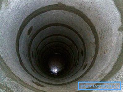 It is advisable to seal the seams between the rings with cement mortar. This way we will block the path of dirty rainwater from the surface. It is advisable to seal the seams between the rings with cement mortar. This way we will block the path of dirty rainwater from the surface.