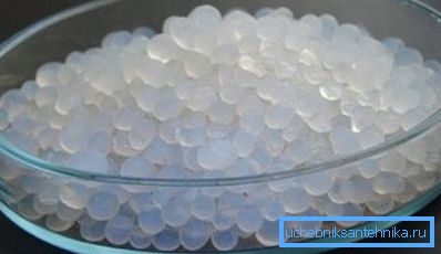 Silica gel - a desiccant that can be used instead of bricks. Silica gel - a desiccant that can be used instead of bricks.